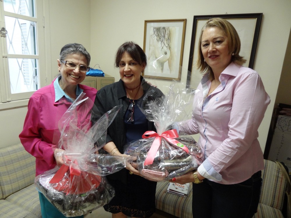 Fazendo o Bem – Sinapers entrega ao Imama os lenços arrecadados durante o Outubro Rosa. 