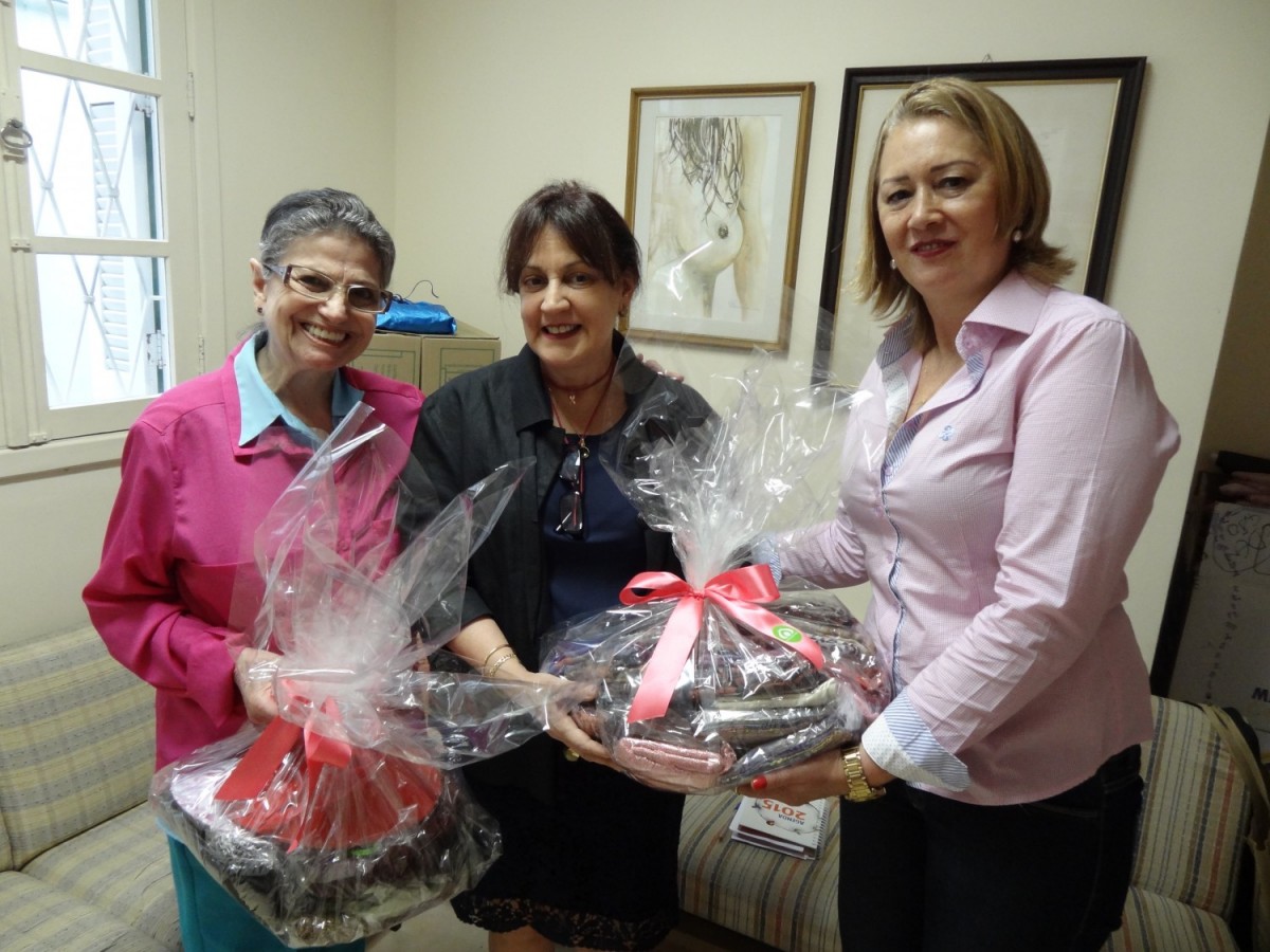 Fazendo o Bem – Sinapers entrega ao Imama os lenços arrecadados durante o Outubro Rosa. 