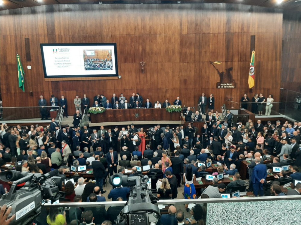 Deputados estaduais tomam posse na Assembleia Legislativa